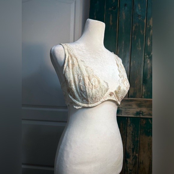 Vintage Victorias Secret
Cream Lace Bra size 36D - Picture 9 of 16